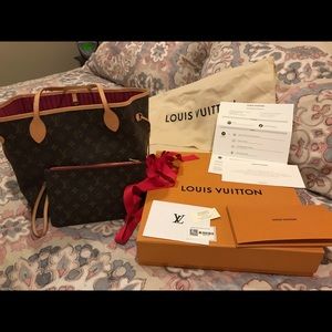 Louis Vuitton Neverfull MM, Pivione